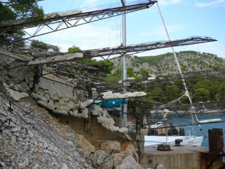 polystyrenové "kameny" maskování na vojenském bunkru