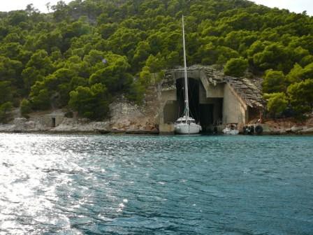 opuštěný vojenský bunkr Hvar